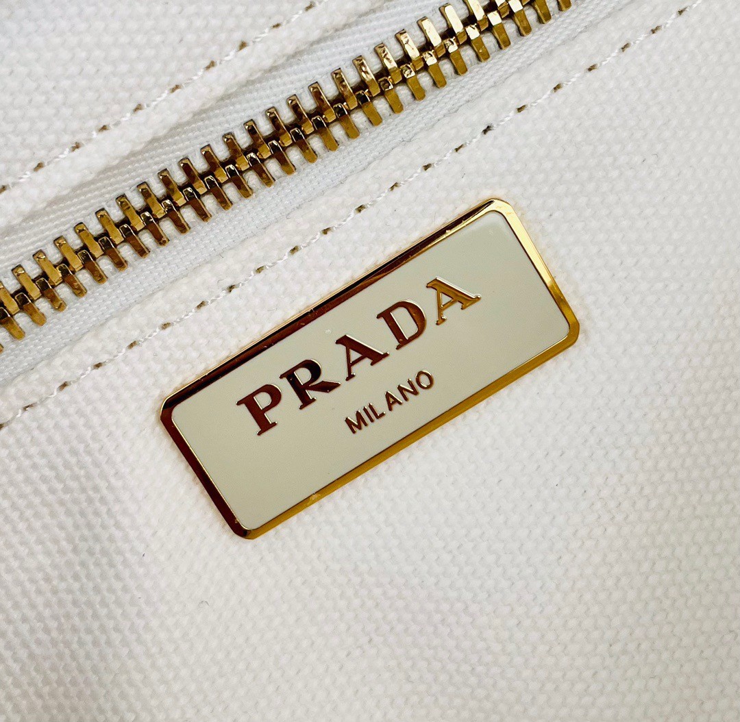 Pra*a tote bag in wicker and white canvas