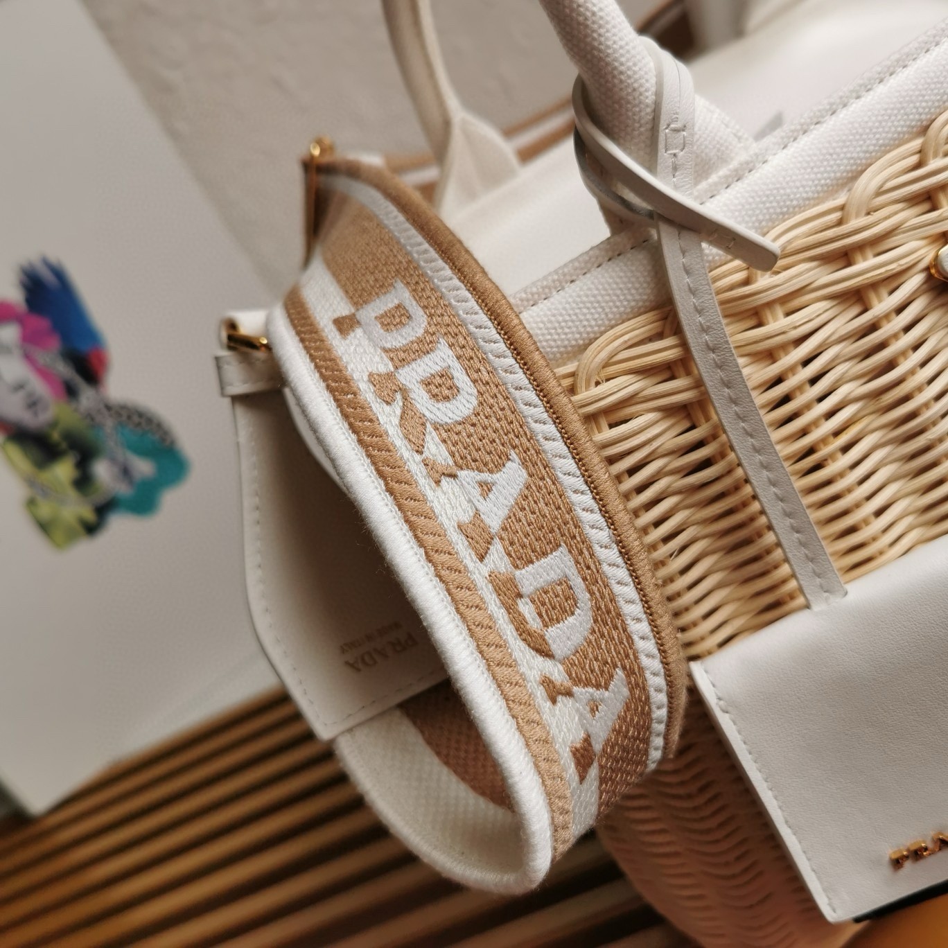 Pra*a medium blend tote bag in wicker and linen