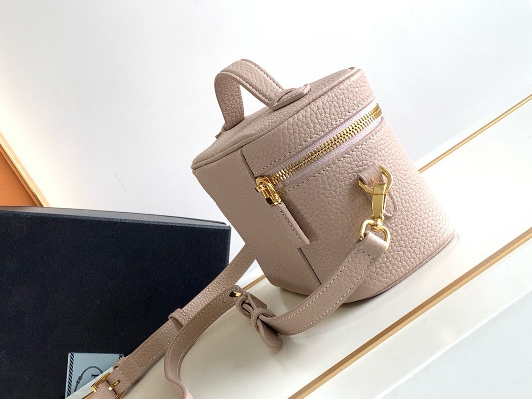 Pra*a mini vanity bag in light pink grained leather