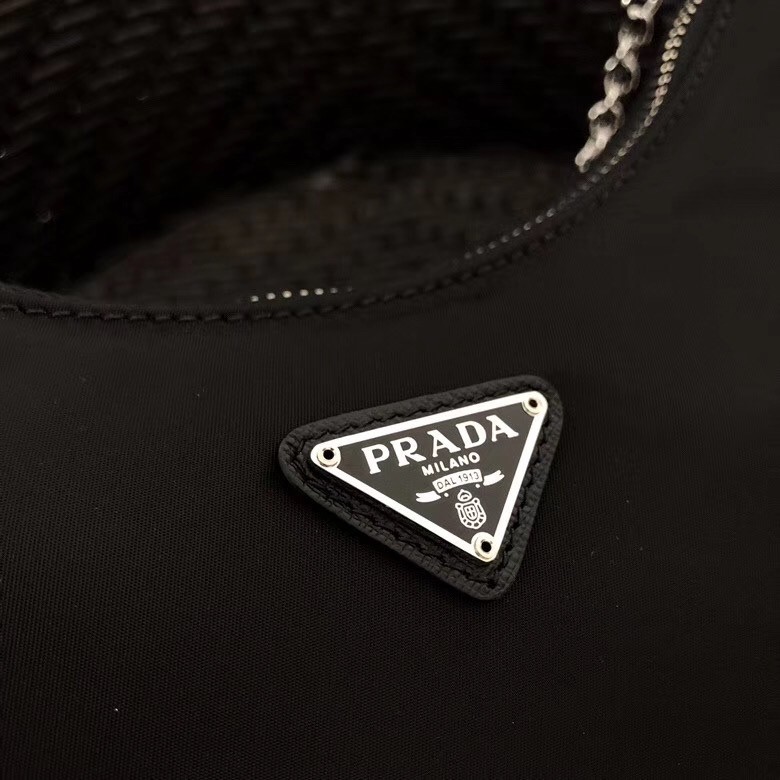 Pra*a re-edition 2005 shoulder bag in black nylon