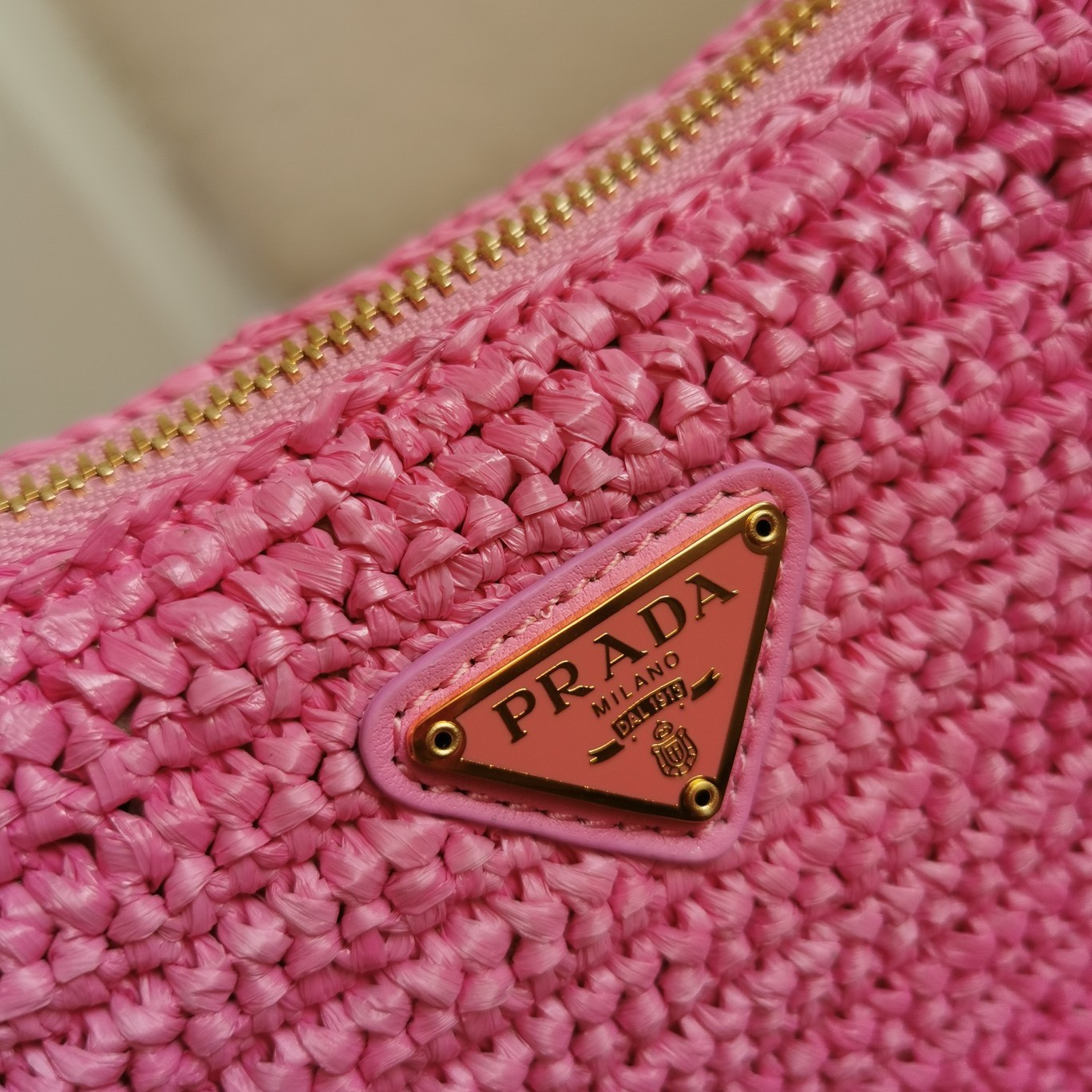 Pra*a re-edition 2005 shoulder bag in pink raffia