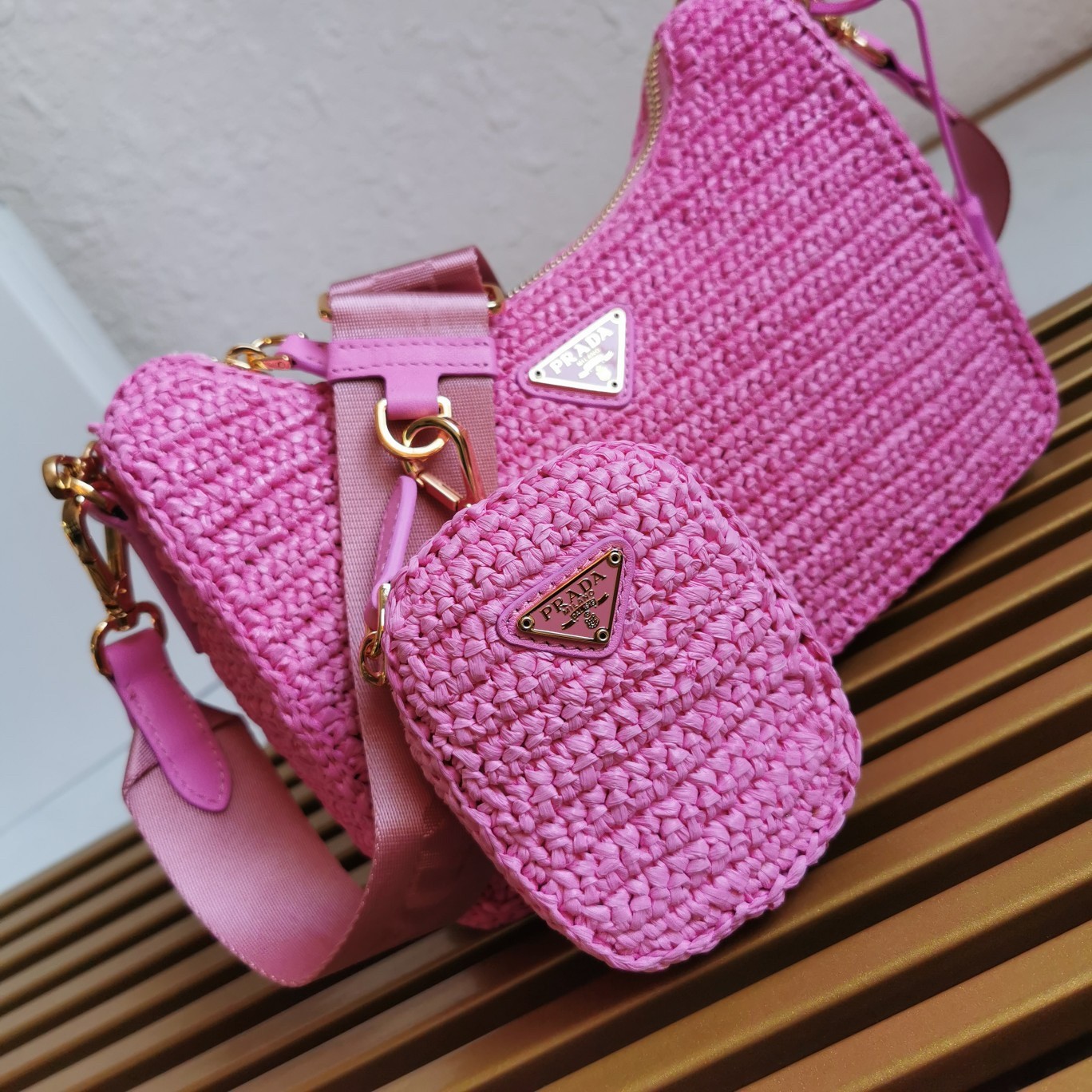 Pra*a re-edition 2005 shoulder bag in pink raffia