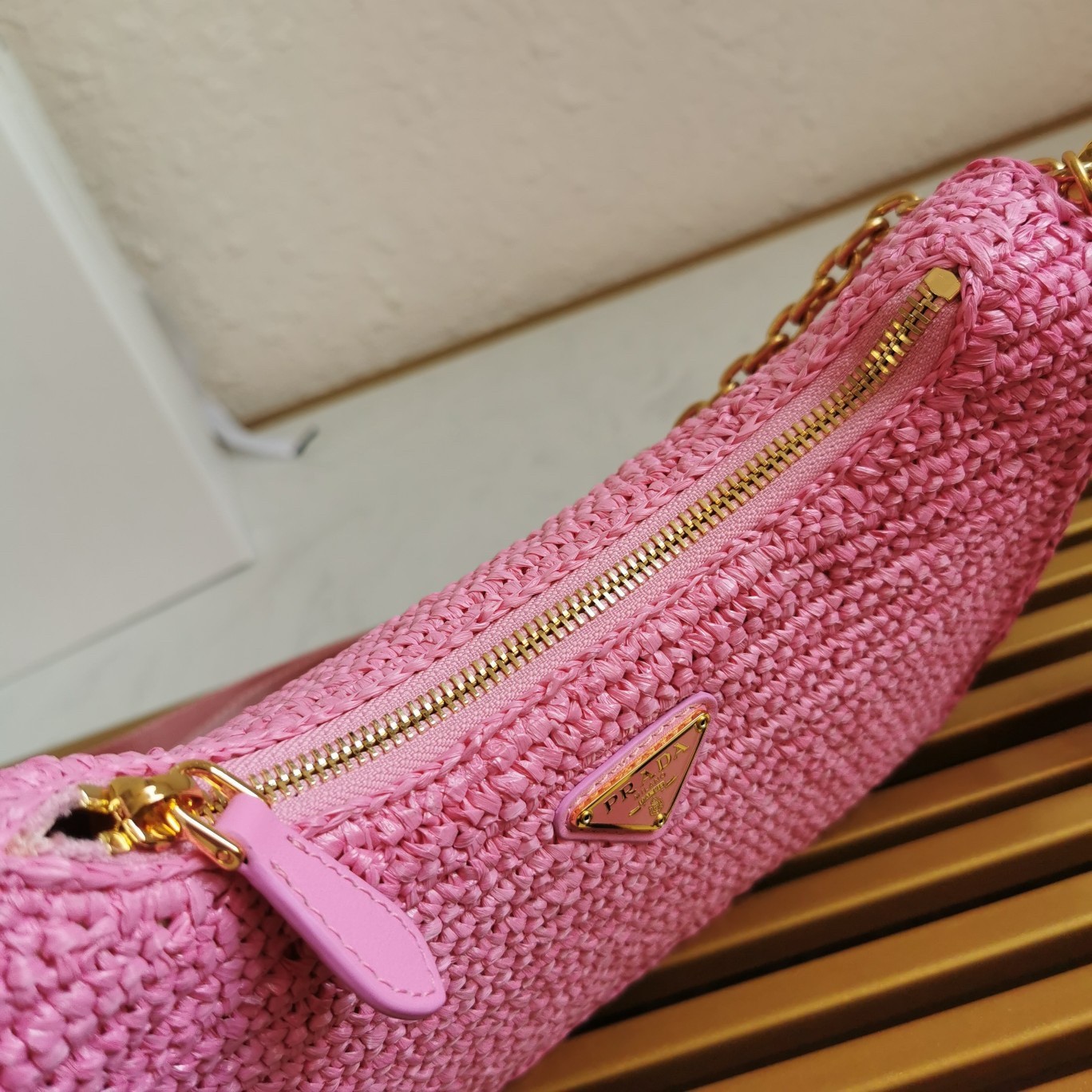 Pra*a re-edition 2005 shoulder bag in pink raffia