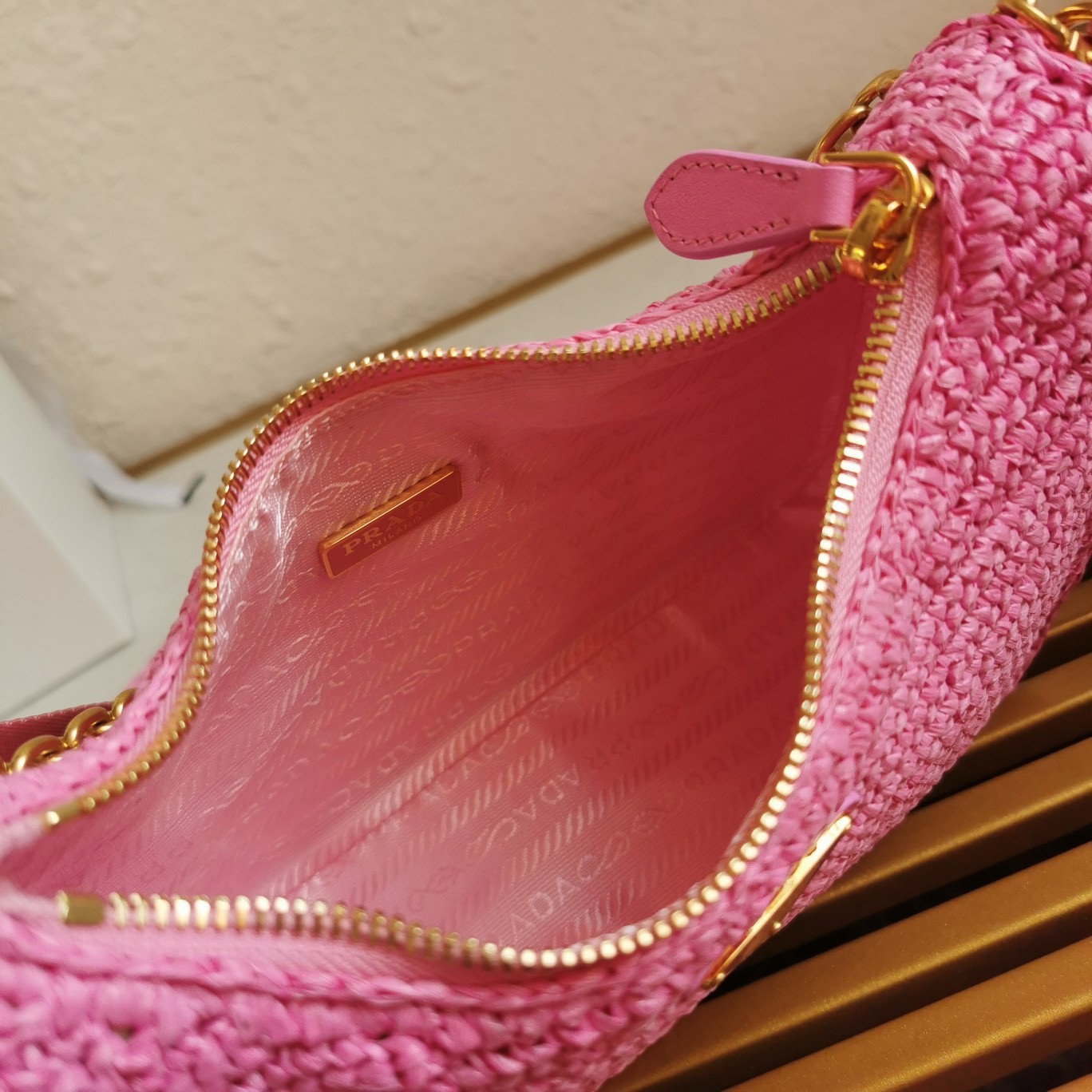 Pra*a re-edition 2005 shoulder bag in pink raffia