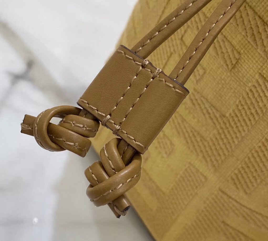 F**di mon tresor mini bucket bag in beige raffia