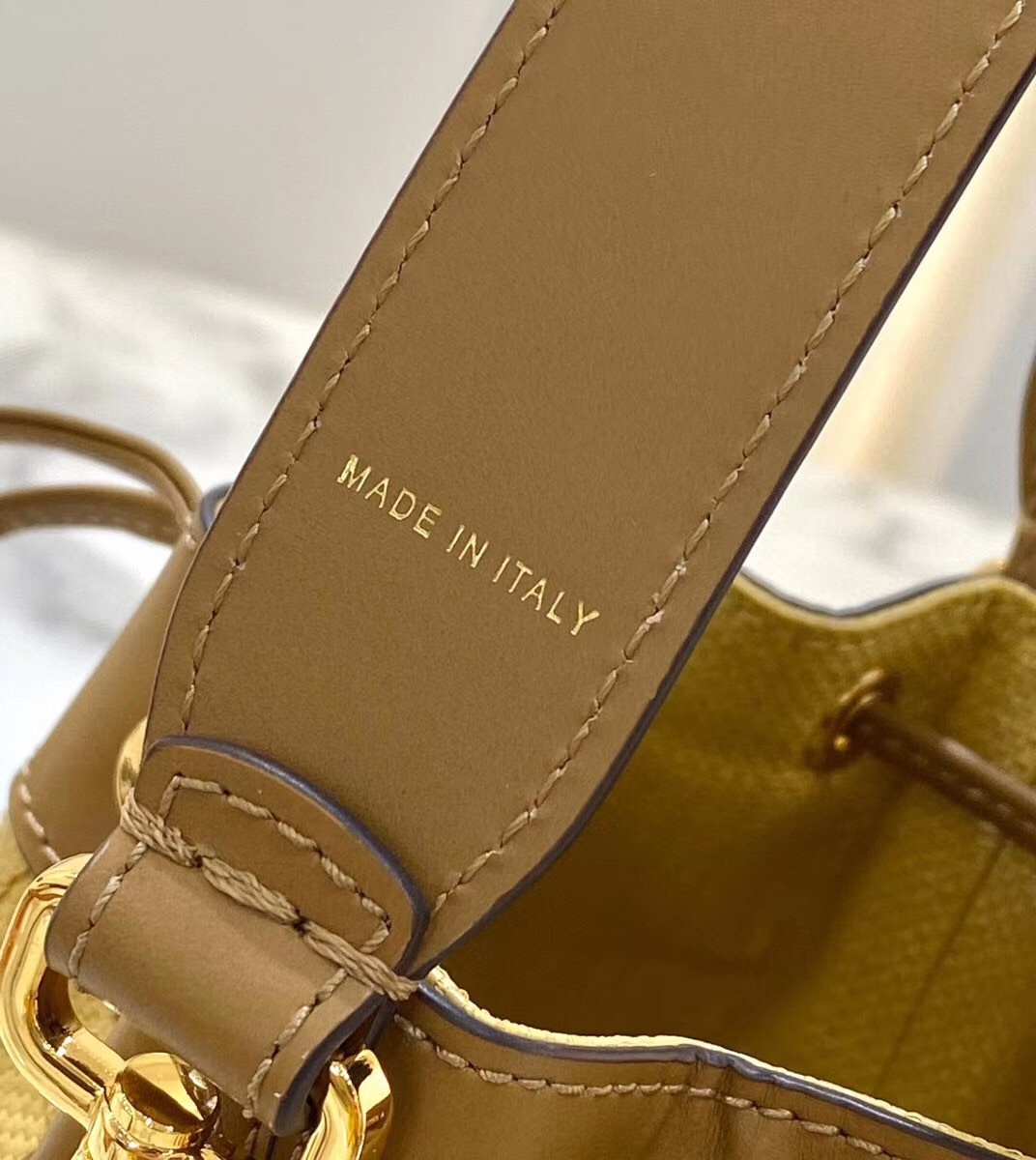 F**di mon tresor mini bucket bag in beige raffia