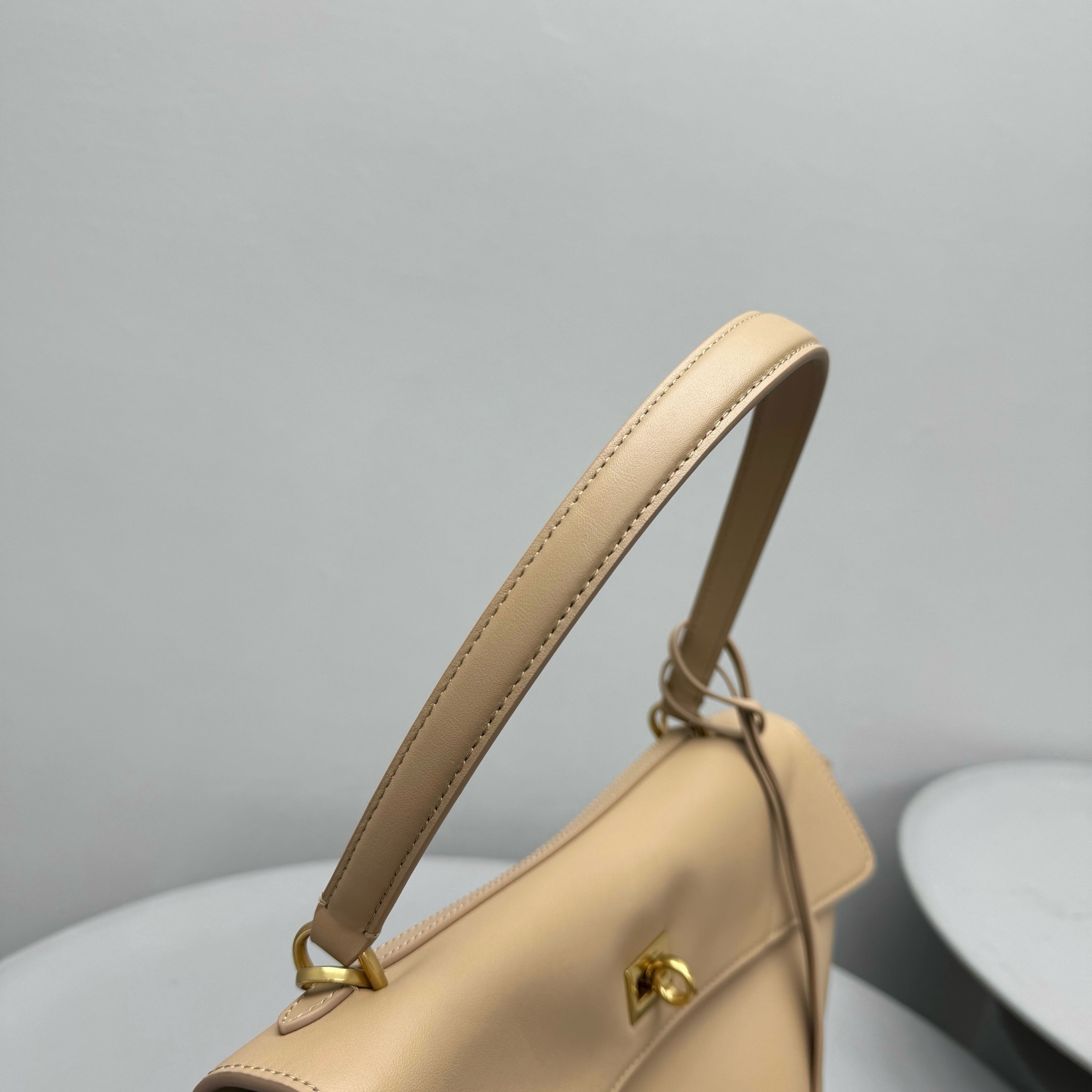 Ba*len*cia*ga rodeo medium bag in latte calfskin