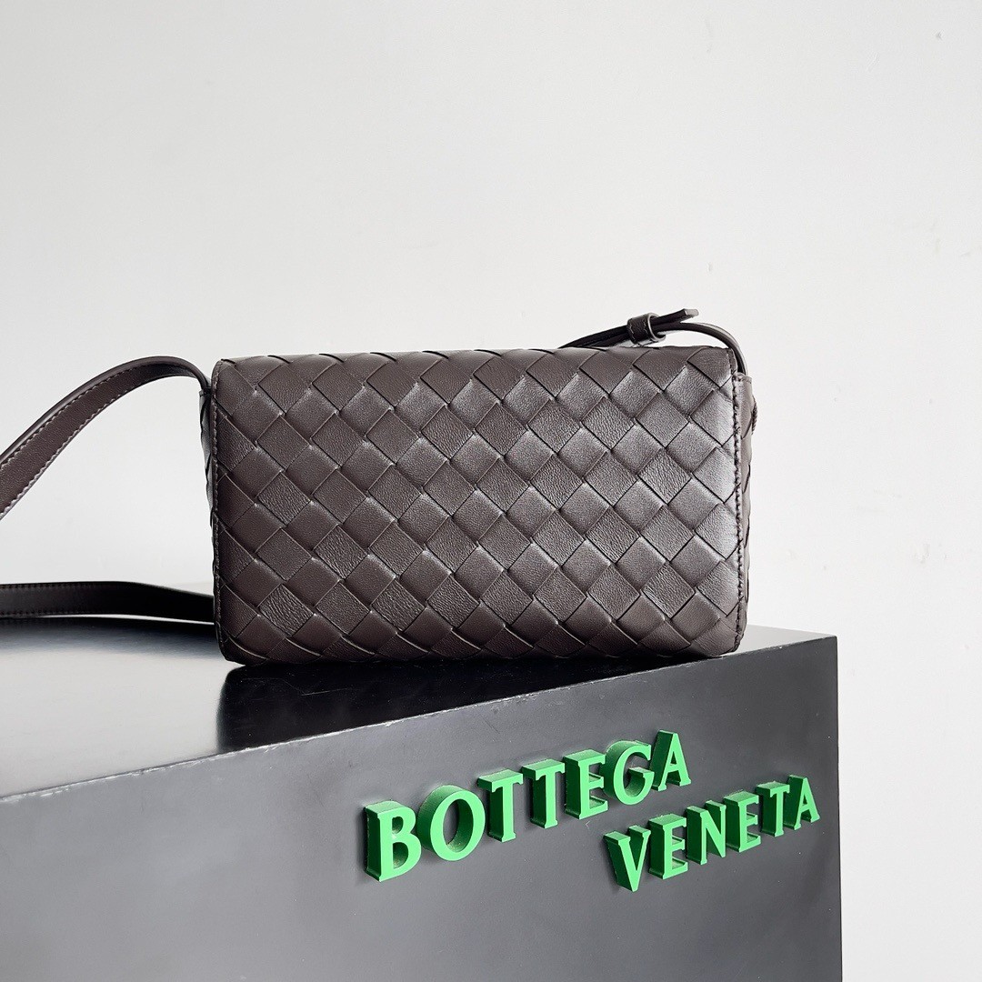 bo*te*ga Ve*ne*ta mini andiamo cross-body bag in fondant intrecciato lambskin