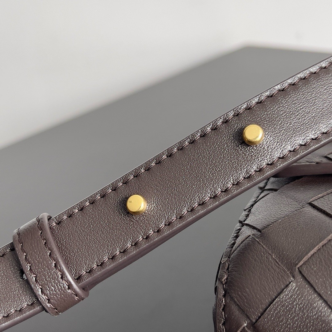 bo*te*ga Ve*ne*ta mini andiamo cross-body bag in fondant intrecciato lambskin