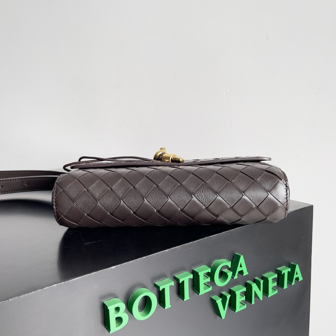 bo*te*ga Ve*ne*ta mini andiamo cross-body bag in fondant intrecciato lambskin