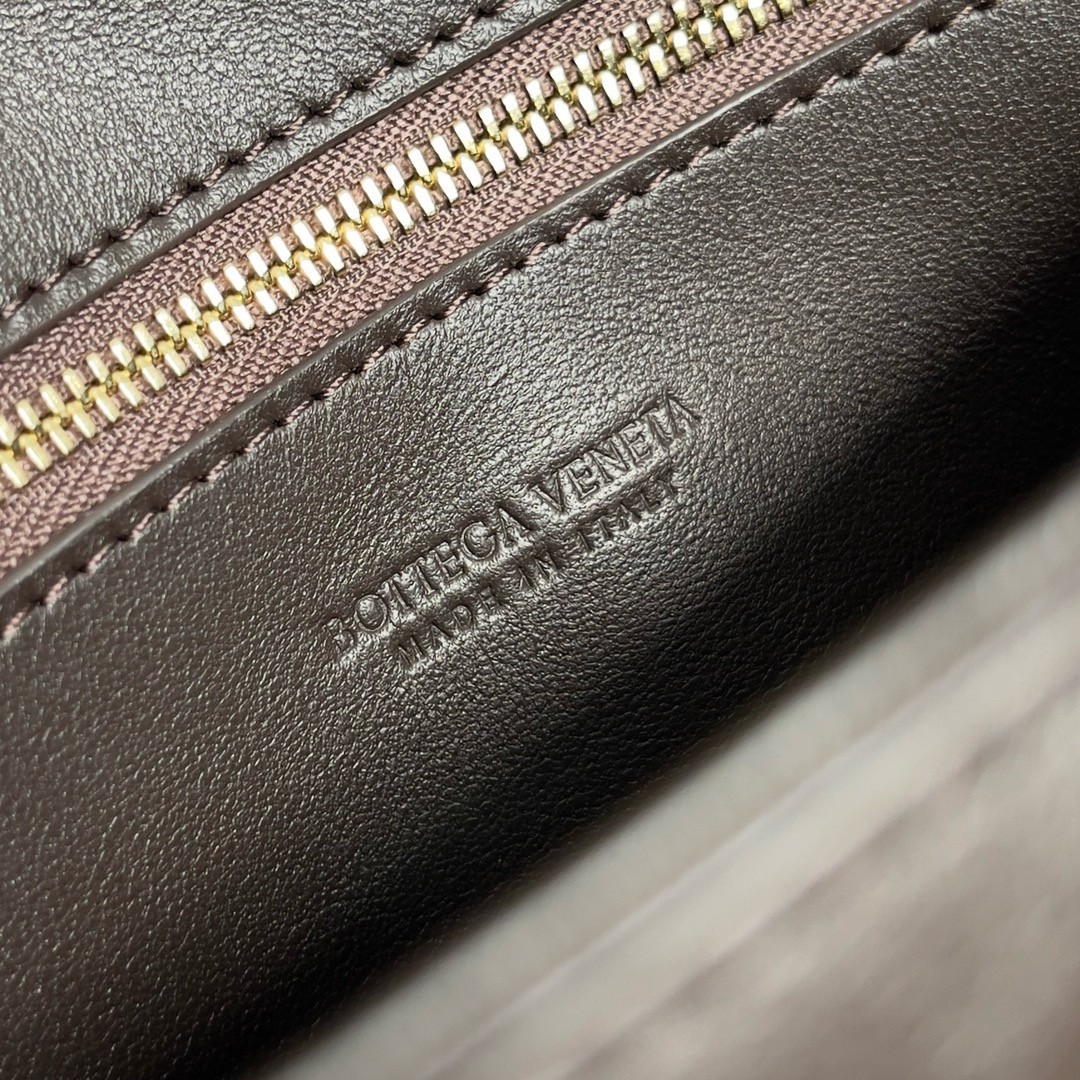 bo*te*ga Ve*ne*ta mini andiamo cross-body bag in fondant intrecciato lambskin