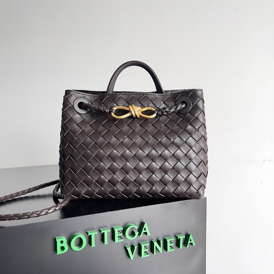bo*te*ga Ve*ne*ta small andiamo bag in fondant intrecciato lambskin