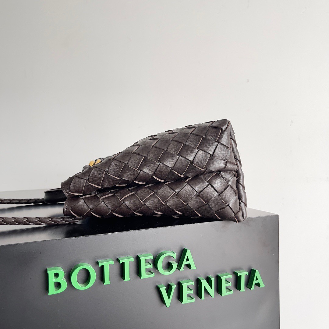 bo*te*ga Ve*ne*ta small andiamo bag in fondant intrecciato lambskin