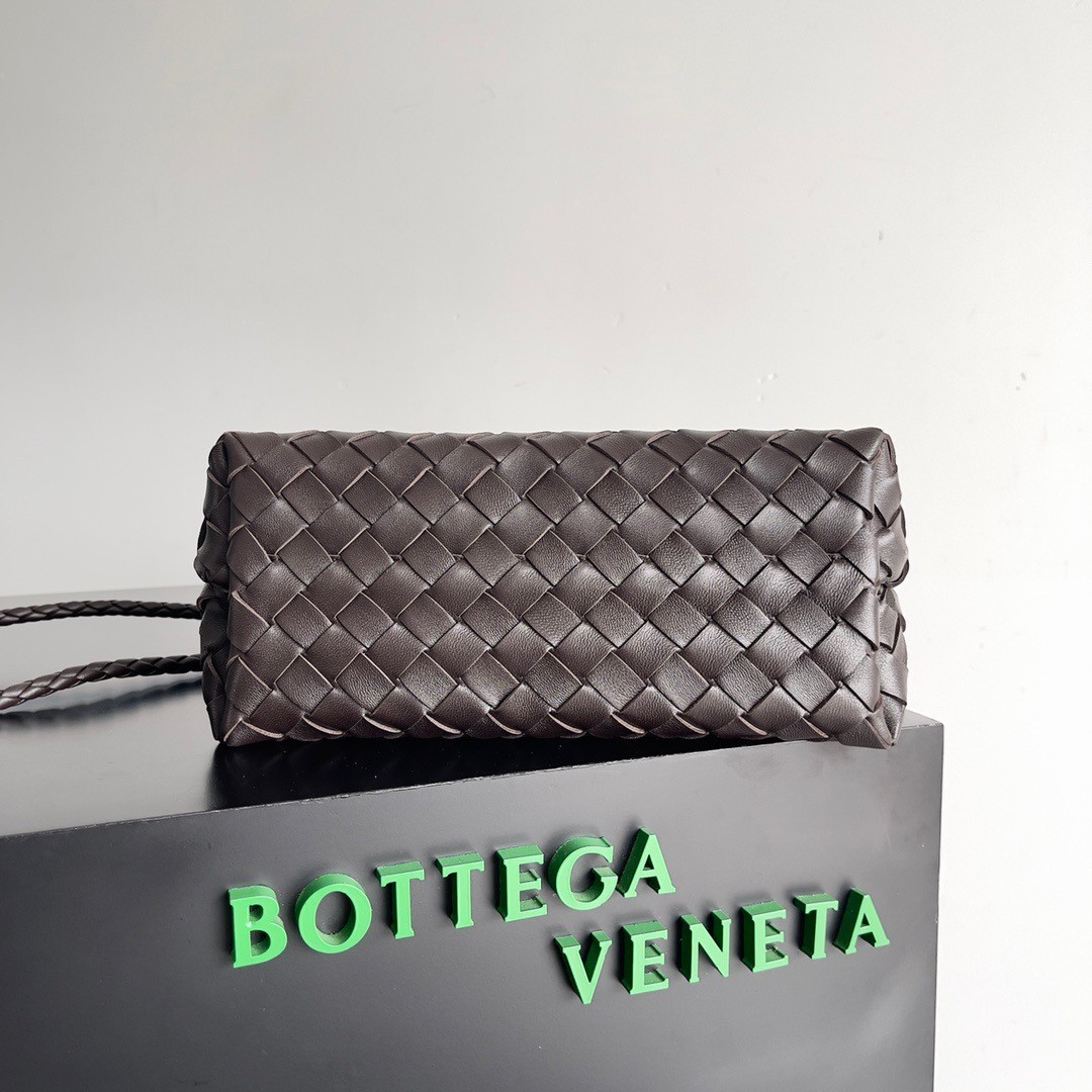 bo*te*ga Ve*ne*ta small andiamo bag in fondant intrecciato lambskin