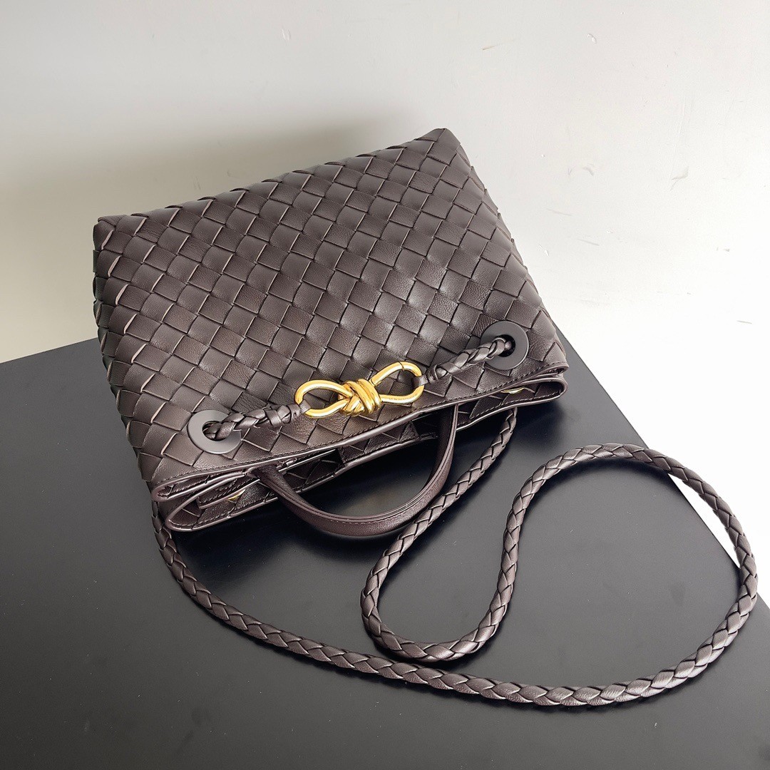 bo*te*ga Ve*ne*ta small andiamo bag in fondant intrecciato lambskin