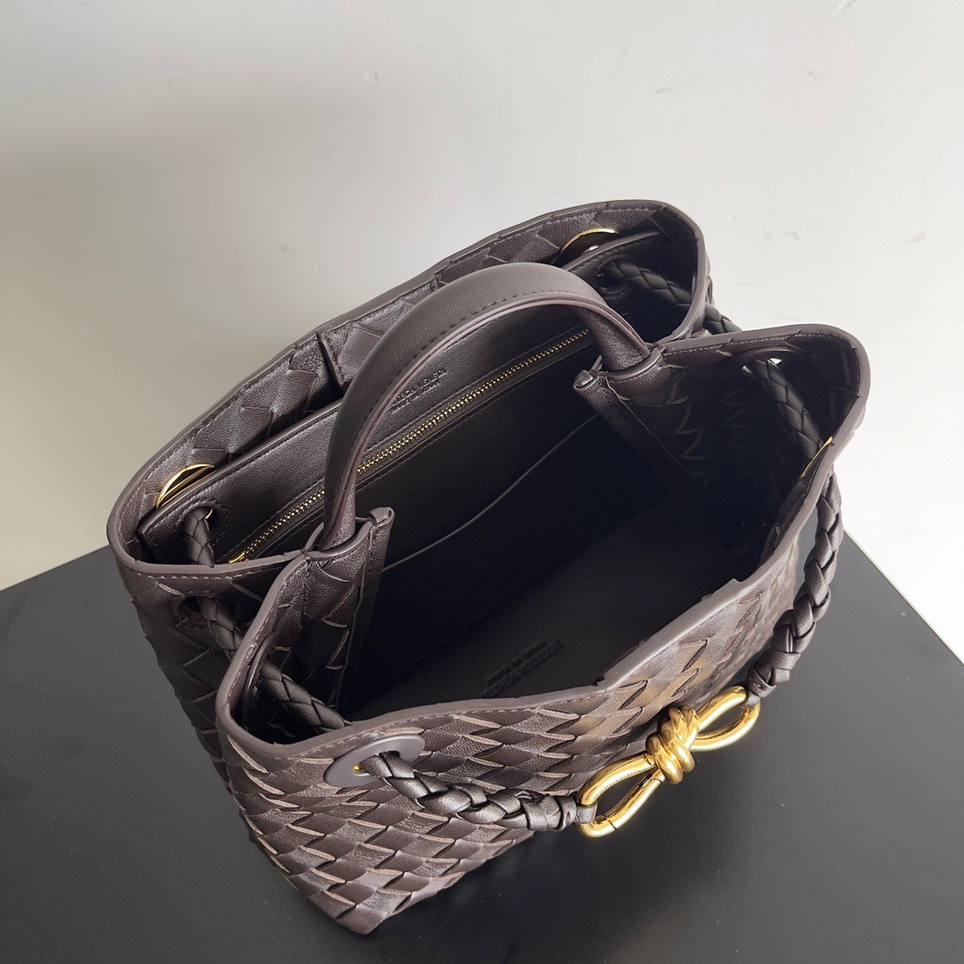 bo*te*ga Ve*ne*ta small andiamo bag in fondant intrecciato lambskin