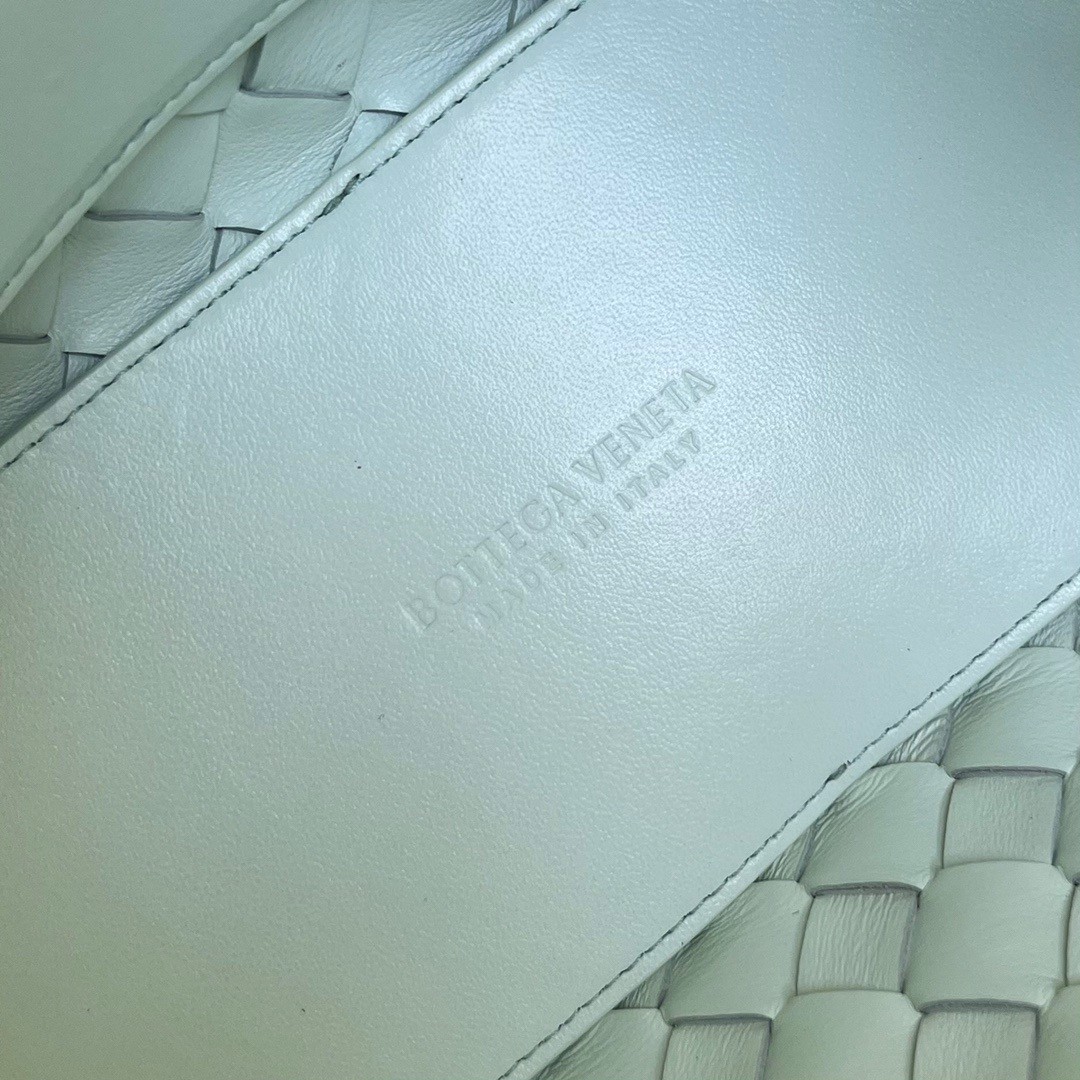 bo*te*ga Ve*ne*ta small andiamo bag in glacier intrecciato lambskin