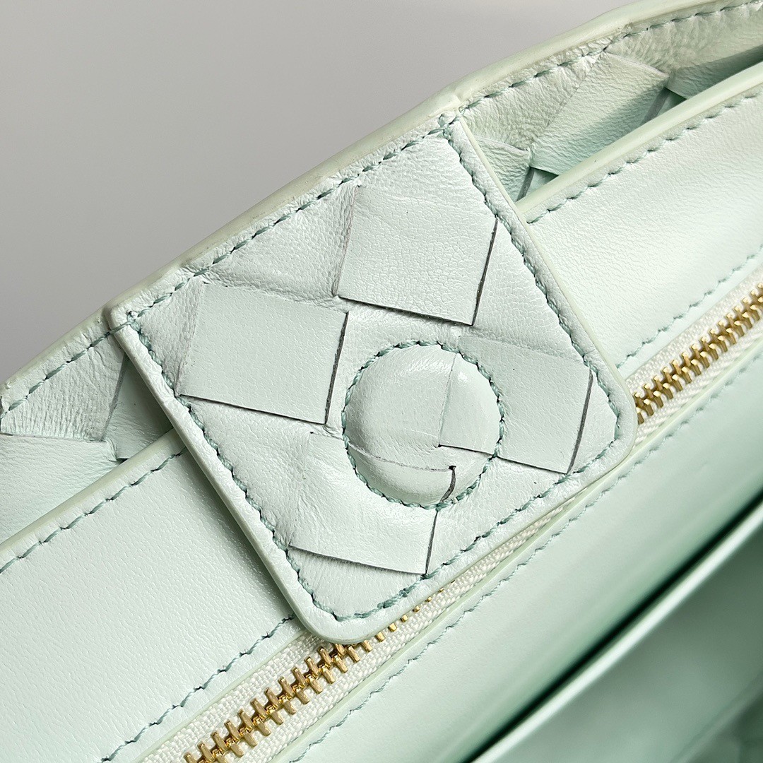 bo*te*ga Ve*ne*ta small andiamo bag in glacier intrecciato lambskin
