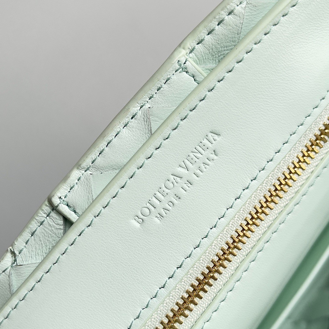 bo*te*ga Ve*ne*ta small andiamo bag in glacier intrecciato lambskin