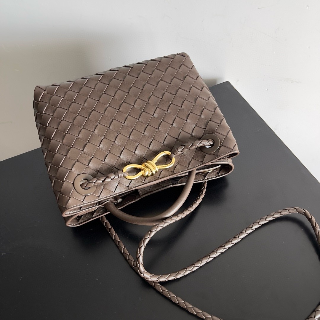 bo*te*ga Ve*ne*ta andiamo small bag in kaki intrecciato lambskin