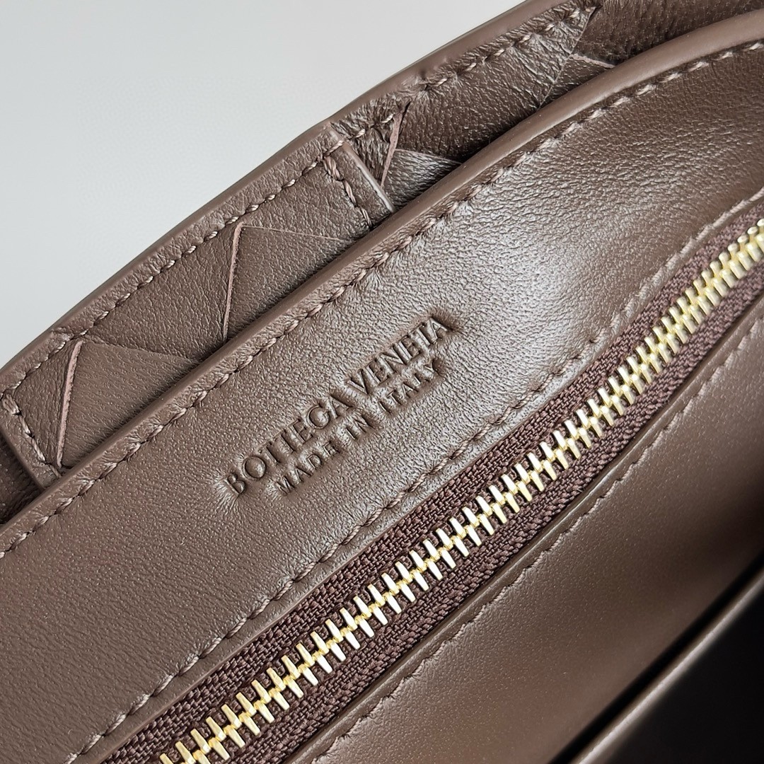 bo*te*ga Ve*ne*ta andiamo small bag in kaki intrecciato lambskin