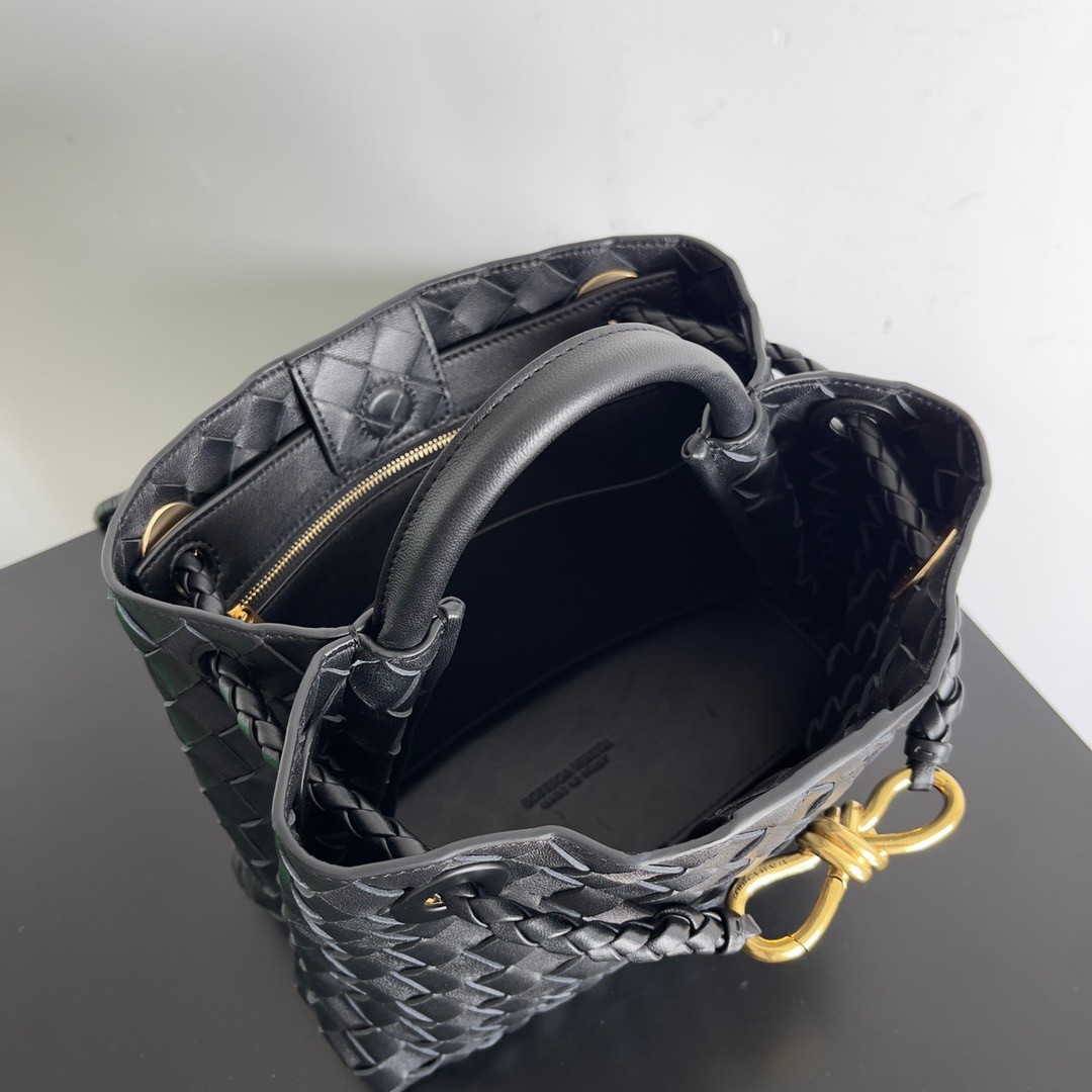 bo*te*ga Ve*ne*ta small andiamo bag in black intrecciato lambskin