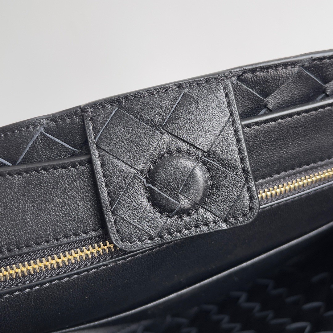 bo*te*ga Ve*ne*ta small andiamo bag in black intrecciato lambskin