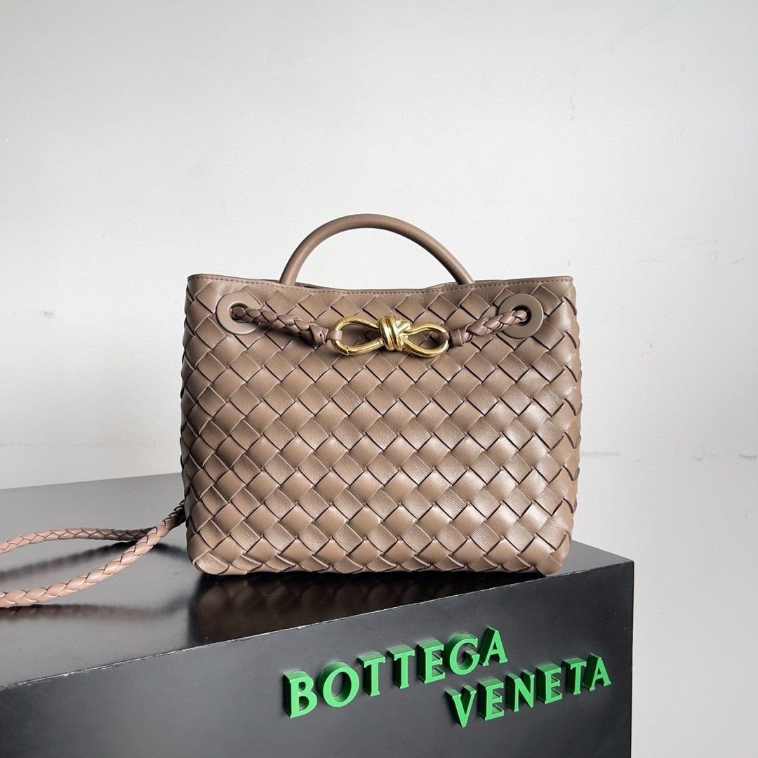bo*te*ga Ve*ne*ta andiamo small bag in praline intrecciato lambskin