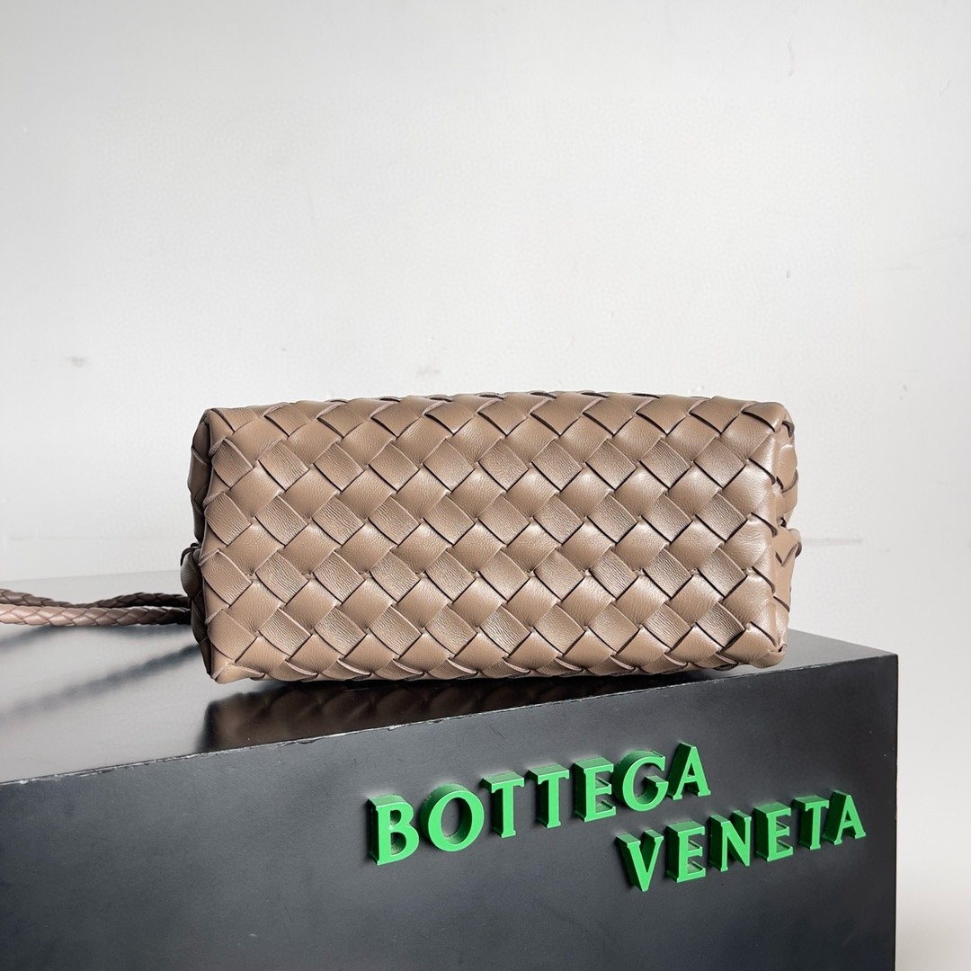 bo*te*ga Ve*ne*ta andiamo small bag in praline intrecciato lambskin