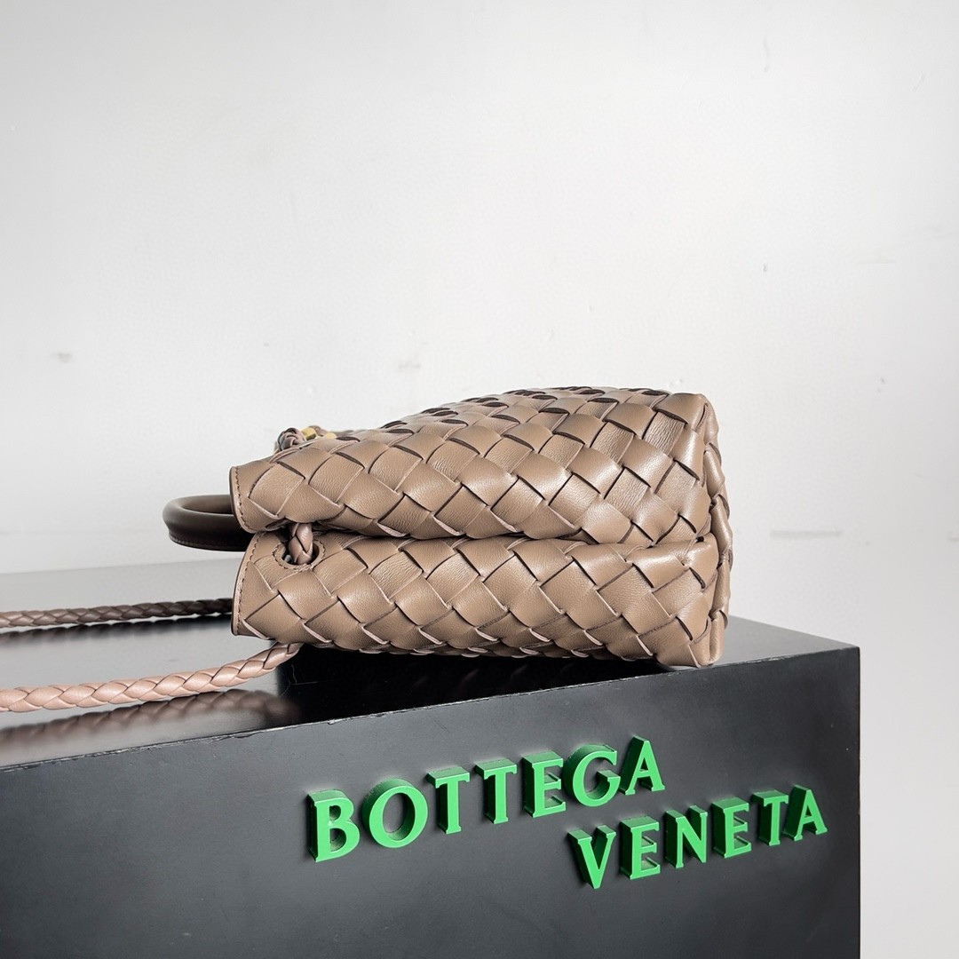 bo*te*ga Ve*ne*ta andiamo small bag in praline intrecciato lambskin