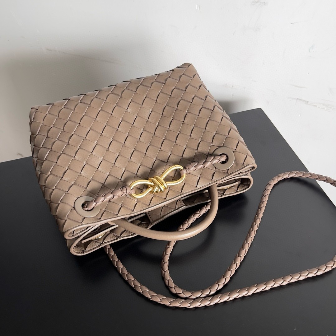 bo*te*ga Ve*ne*ta andiamo small bag in praline intrecciato lambskin