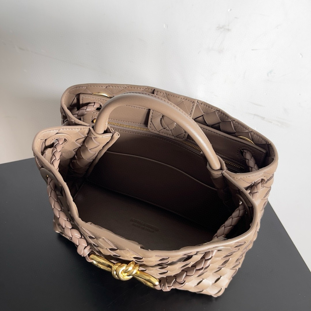 bo*te*ga Ve*ne*ta andiamo small bag in praline intrecciato lambskin