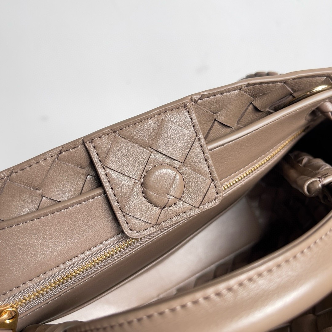 bo*te*ga Ve*ne*ta andiamo small bag in praline intrecciato lambskin