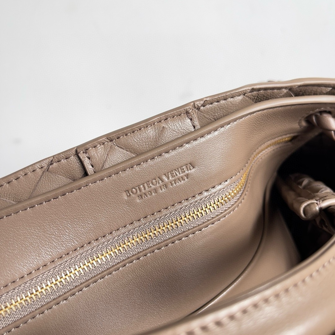 bo*te*ga Ve*ne*ta andiamo small bag in praline intrecciato lambskin