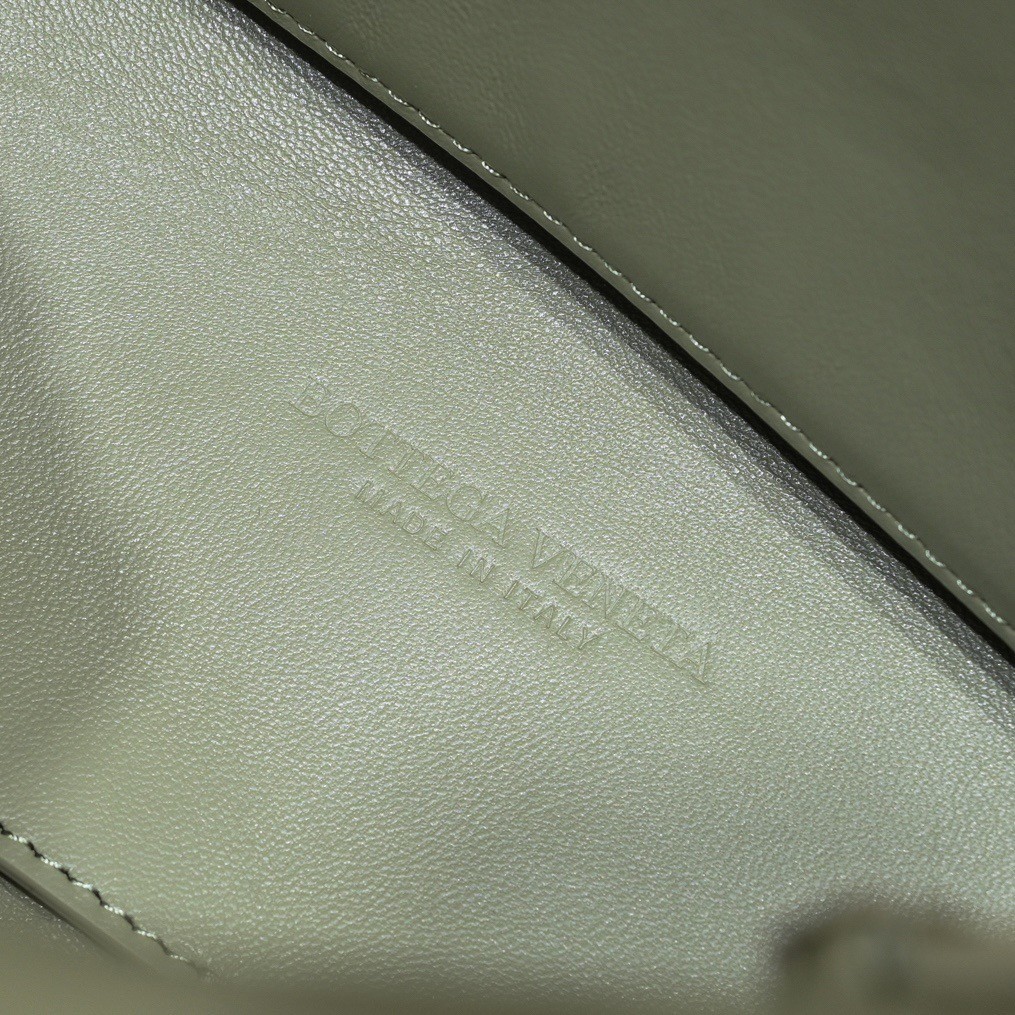 bo*te*ga Ve*ne*ta small andiamo bag in travertine intrecciato lambskin