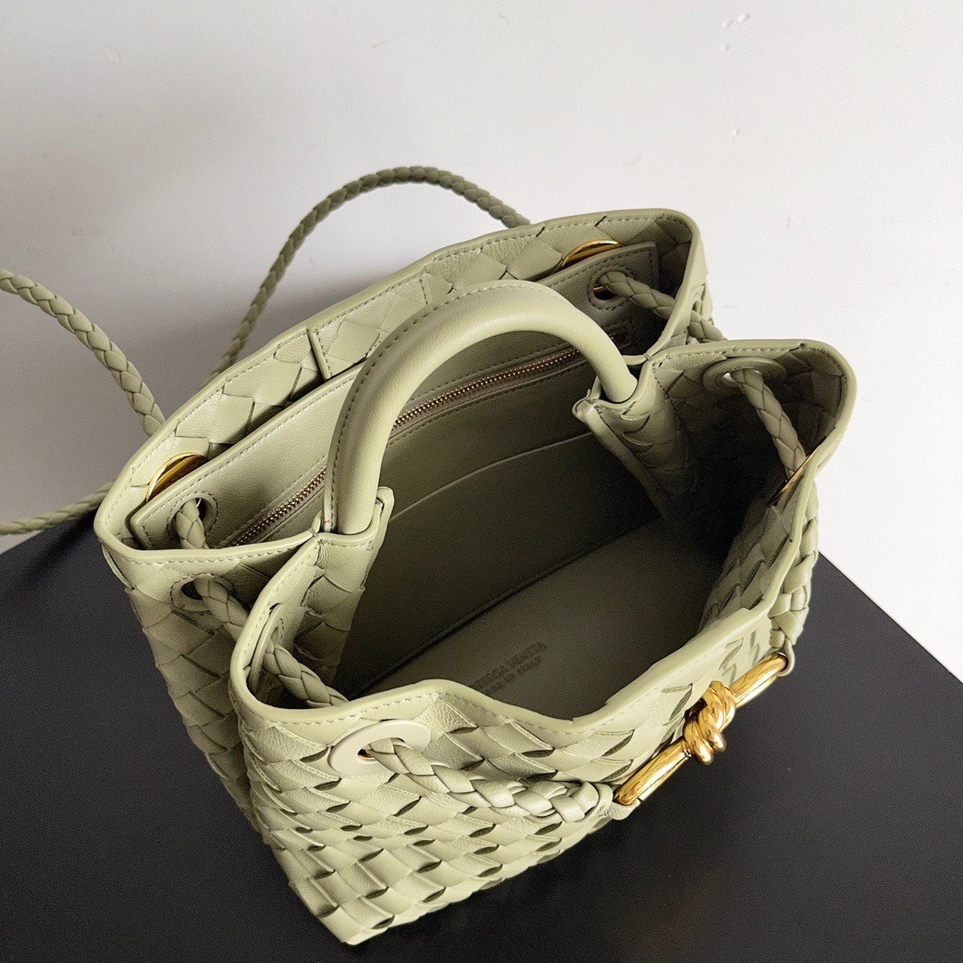 bo*te*ga Ve*ne*ta small andiamo bag in travertine intrecciato lambskin