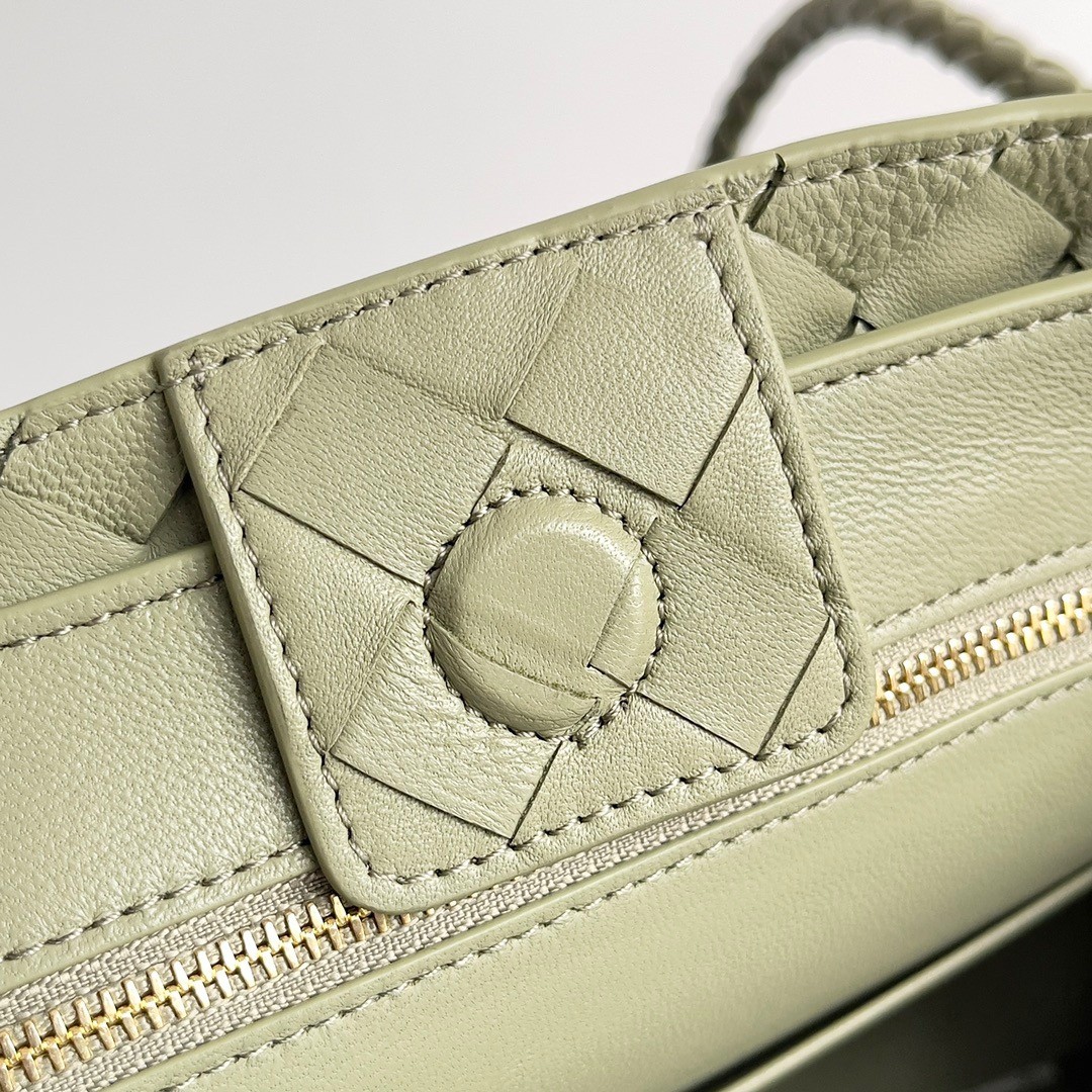 bo*te*ga Ve*ne*ta small andiamo bag in travertine intrecciato lambskin