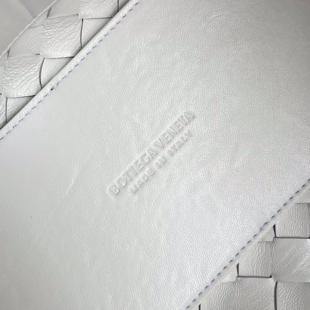 bo*te*ga Ve*ne*ta small andiamo bag in white intrecciato lambskin
