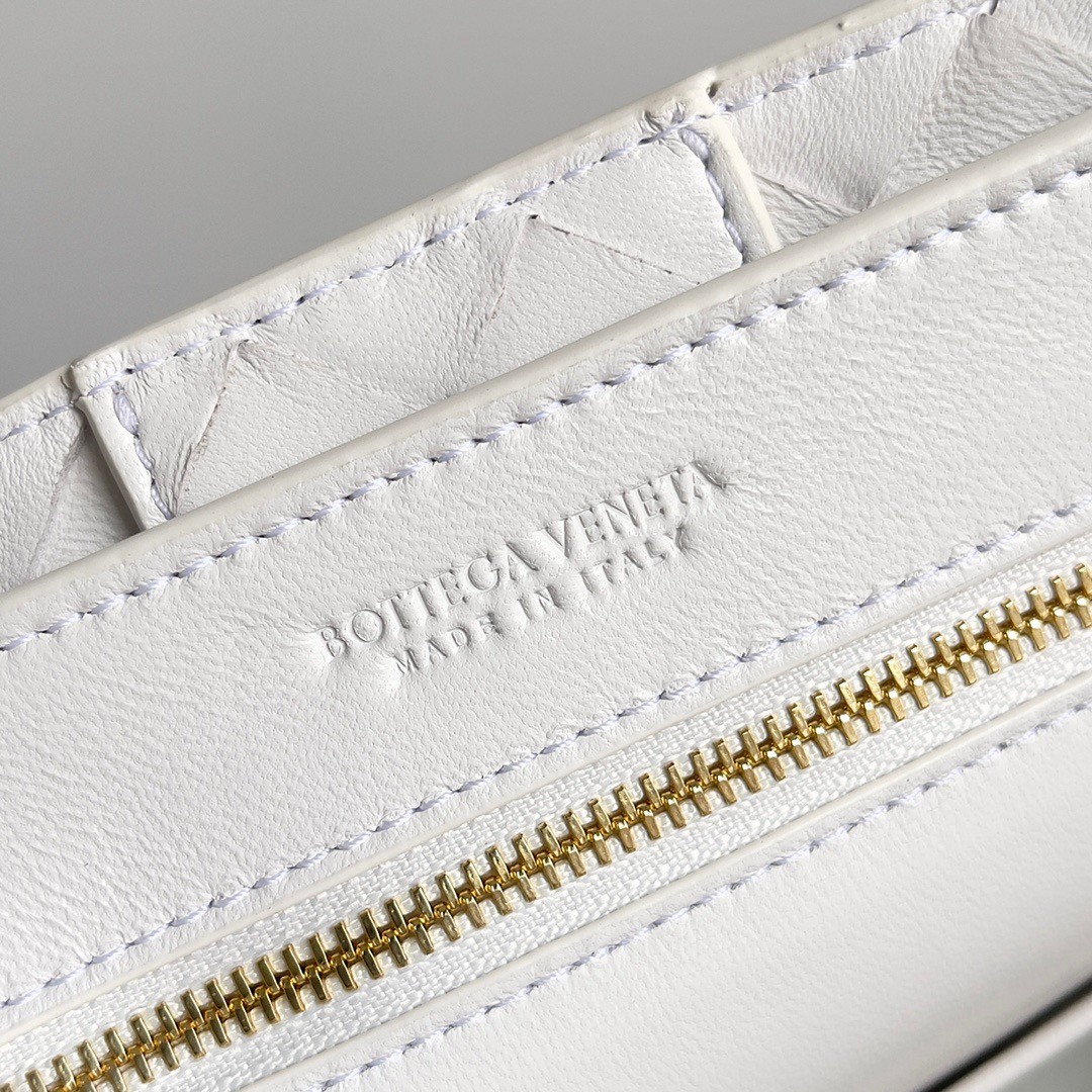 bo*te*ga Ve*ne*ta small andiamo bag in white intrecciato lambskin