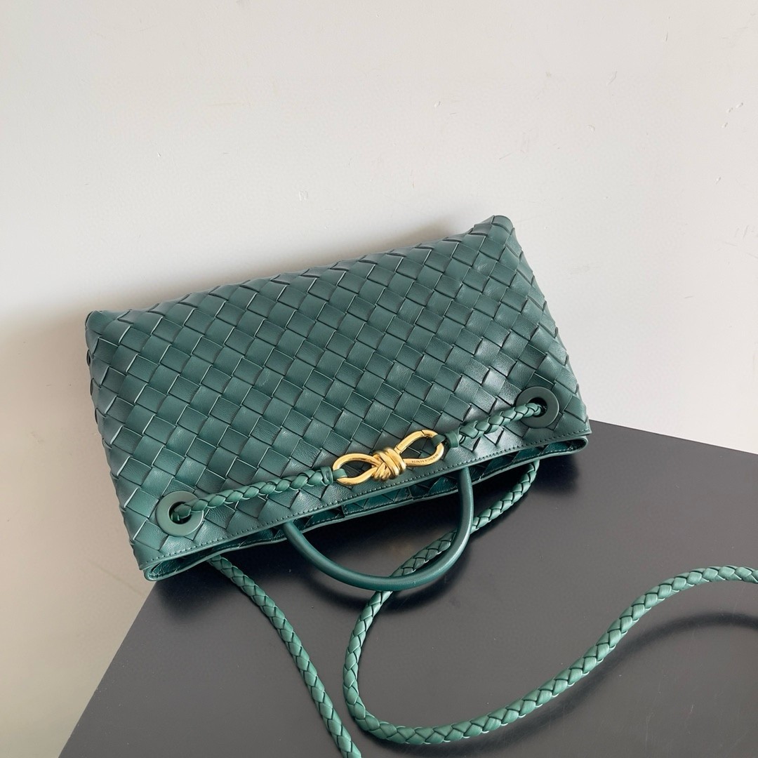 bo*te*ga Ve*ne*ta andiamo small east/west bag in green intrecciato lambskin
