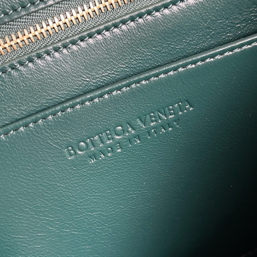 bo*te*ga Ve*ne*ta andiamo small east/west bag in green intrecciato lambskin