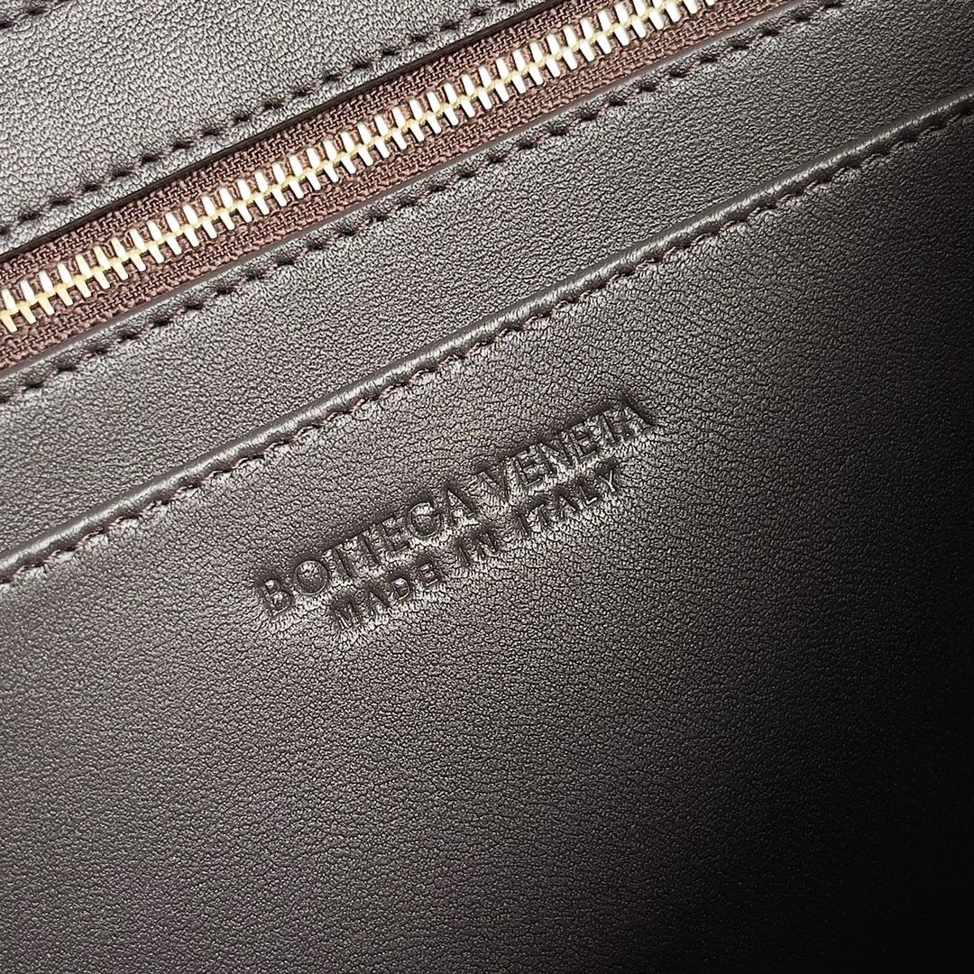 bo*te*ga Ve*ne*ta andiamo small east/west bag in fondant intrecciato lambskin