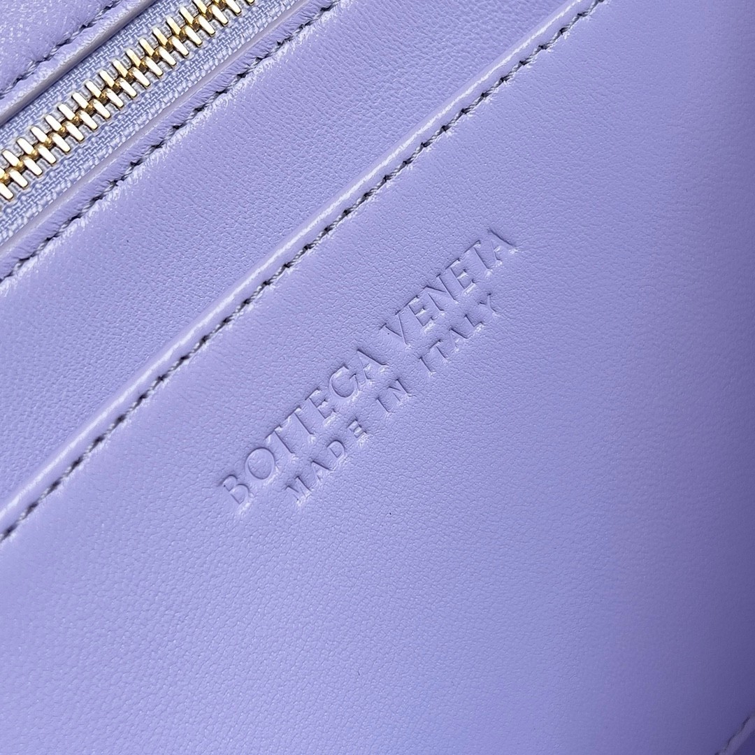 bo*te*ga Ve*ne*ta andiamo small east/west bag in lilas intrecciato lambskin