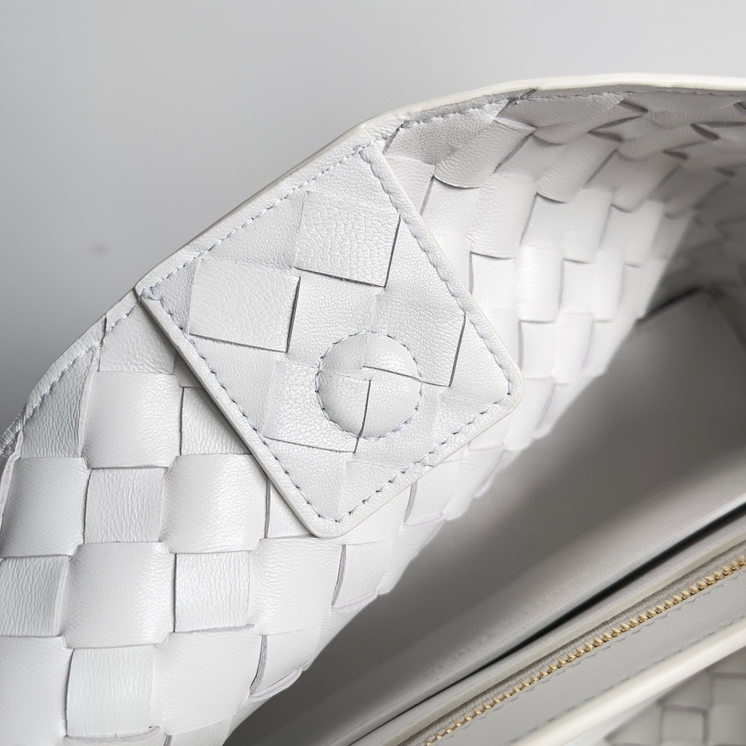 bo*te*ga Ve*ne*ta andiamo small east/west bag in white intrecciato lambskin