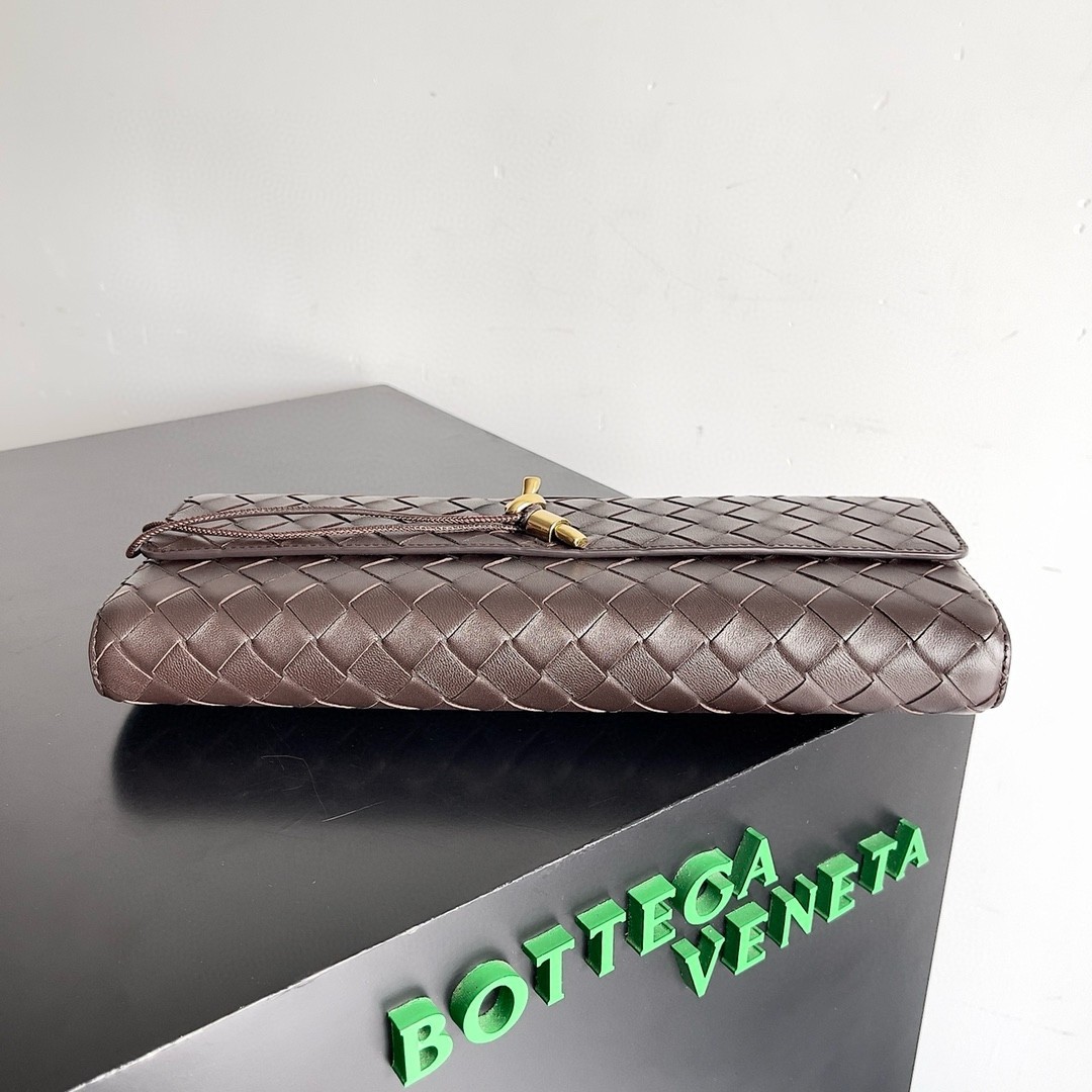 bo*te*ga Ve*ne*ta andiamo clutch with handle in fondant intrecciato lambskin