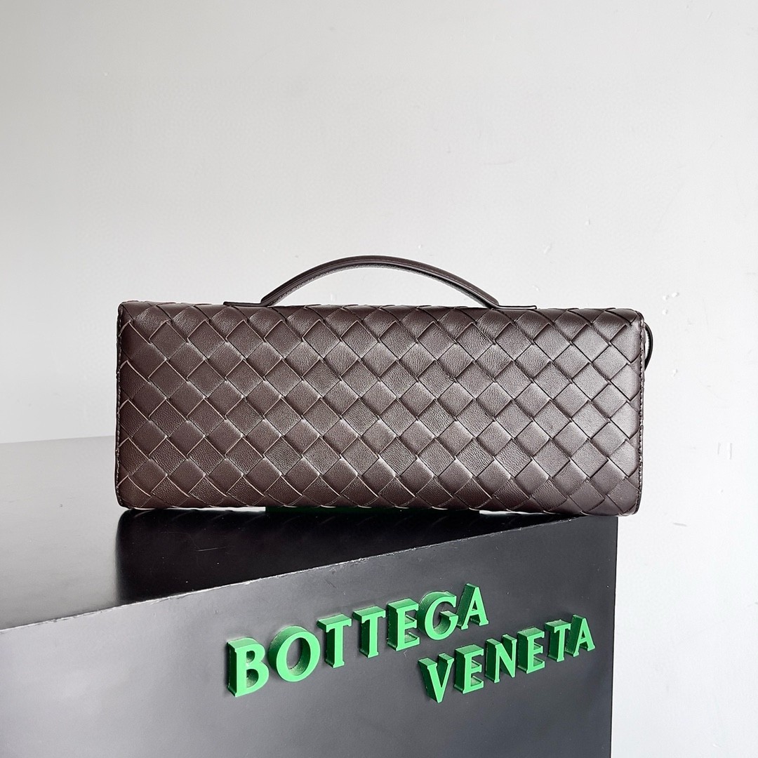 bo*te*ga Ve*ne*ta andiamo clutch with handle in fondant intrecciato lambskin