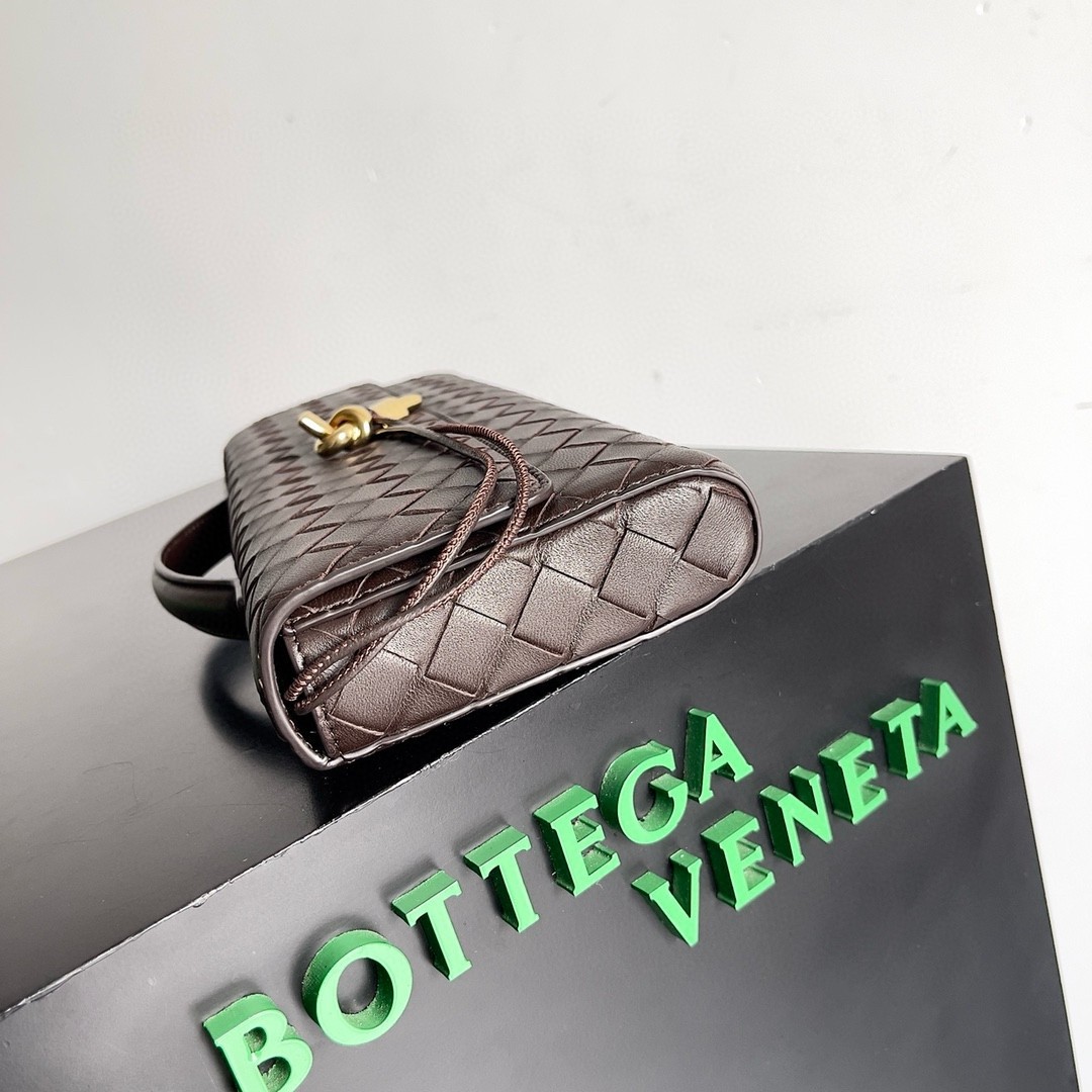 bo*te*ga Ve*ne*ta andiamo clutch with handle in fondant intrecciato lambskin