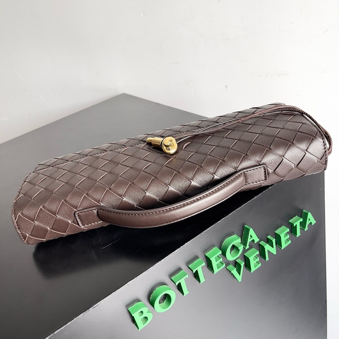 bo*te*ga Ve*ne*ta andiamo clutch with handle in fondant intrecciato lambskin