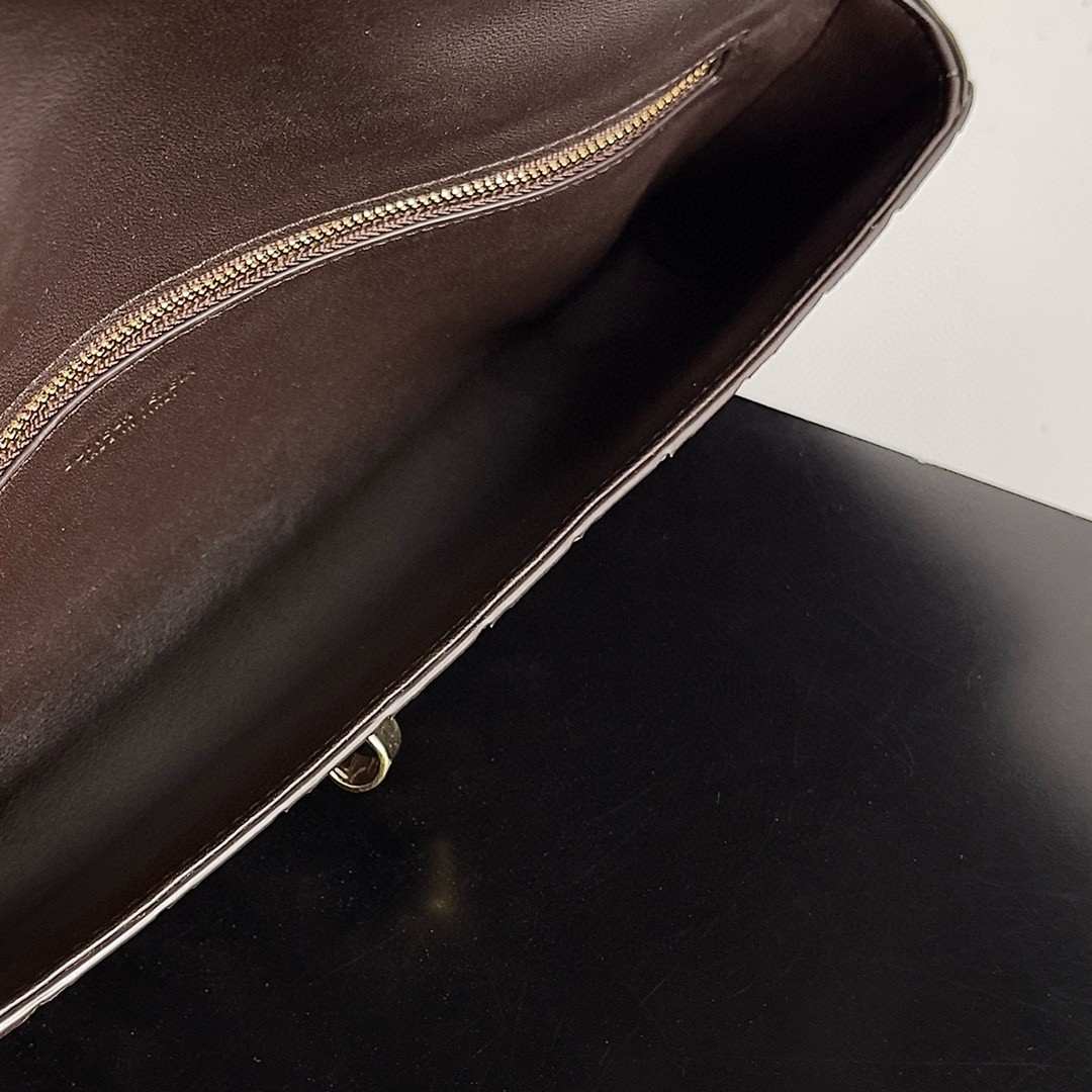 bo*te*ga Ve*ne*ta andiamo clutch with handle in fondant intrecciato lambskin