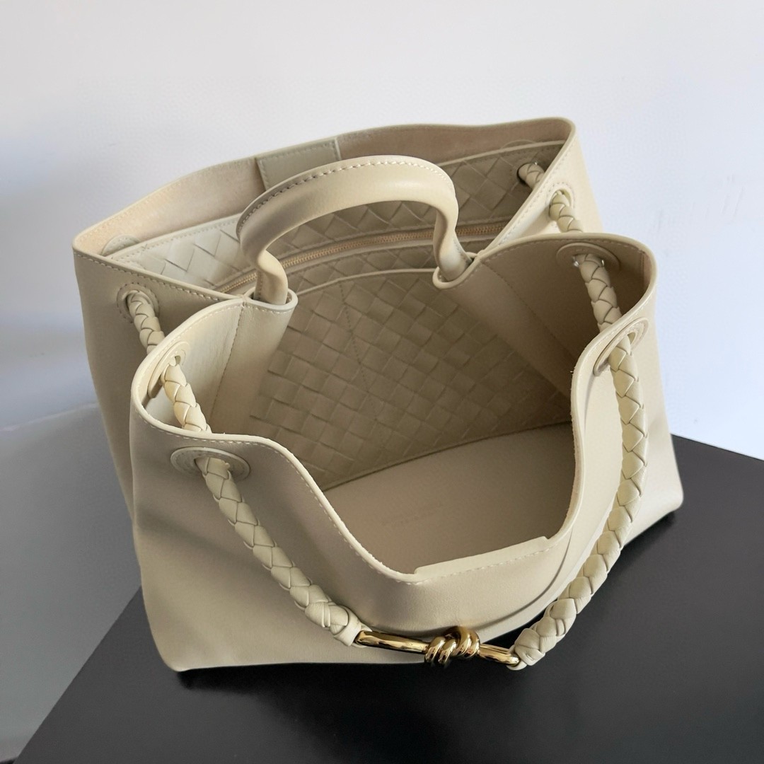 bo*te*ga Ve*ne*ta medium andiamo bag in beige smooth calfskin